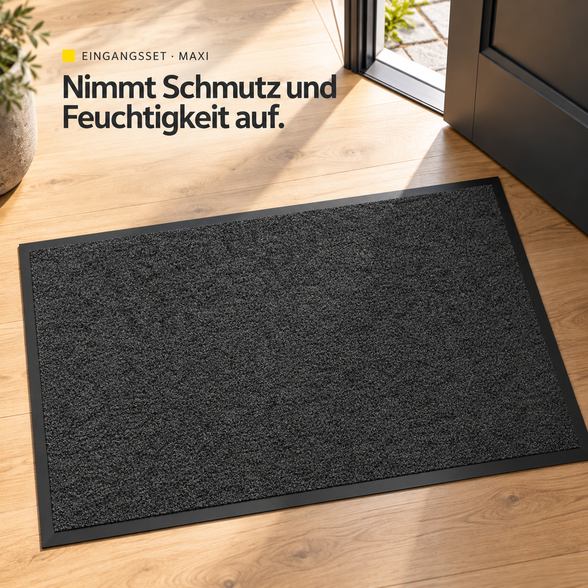 Die anthrazitfarbene Innenmatte des Maxi-Sets nimmt Schmutz und Feuchtigkeit auf. Darstellung hinter der geöffneten Haustür.