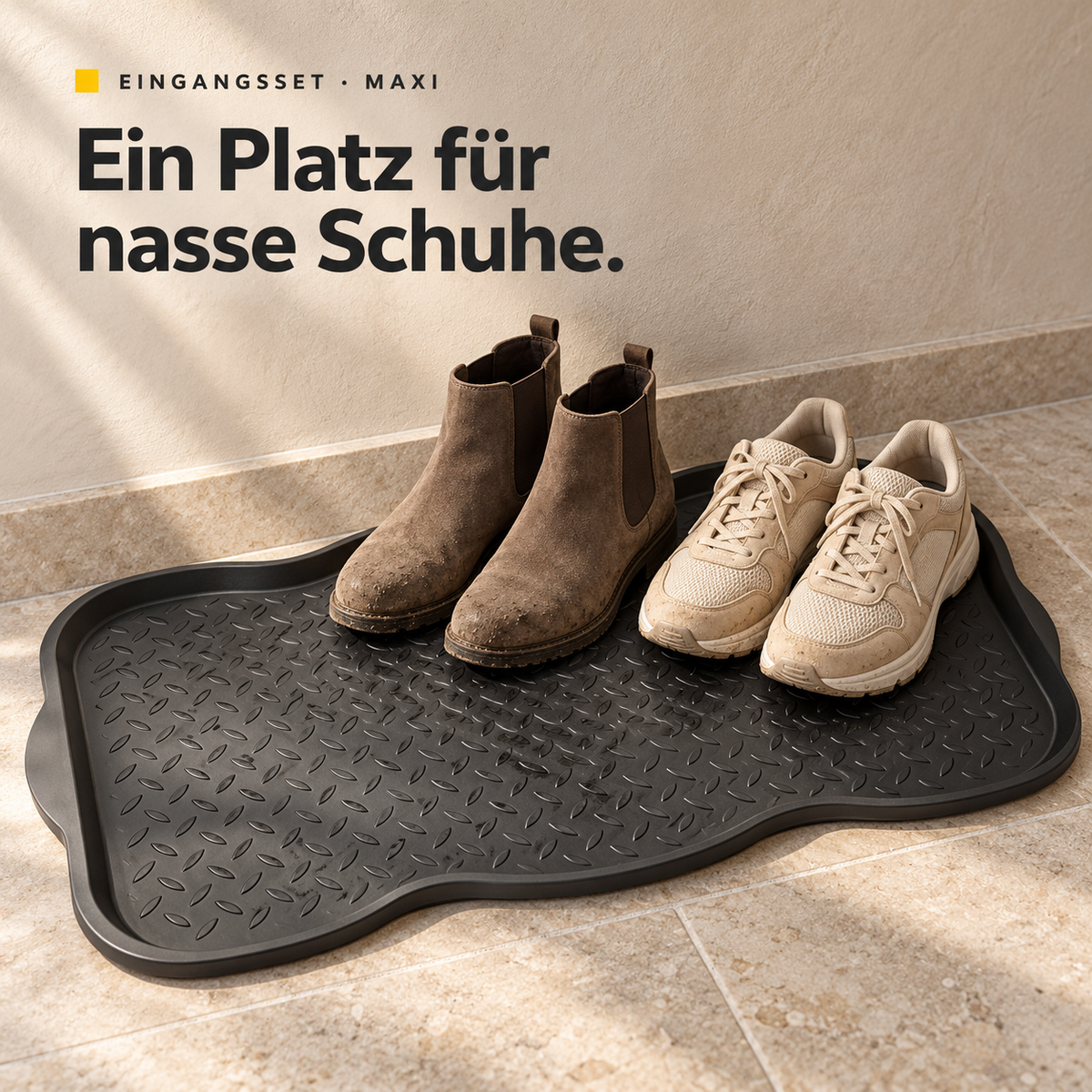 Ein Platz für nasse Schuhe: schwarze Maxi-Schuhabtropfschale mit erhöhtem Rand, Blattrelief und zwei Paar Schuhen. Schuhe sind nicht enthalten.