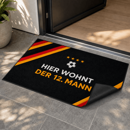 Fußmatte „Hier wohnt der 12. Mann" - Schwarz - Rot - Gold - Entrando