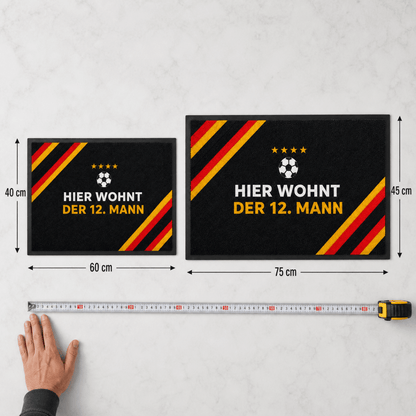 Fußmatte „Hier wohnt der 12. Mann" - Schwarz - Rot - Gold - Entrando