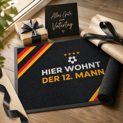 Fußmatte „Hier wohnt der 12. Mann" - Schwarz - Rot - Gold - Entrando