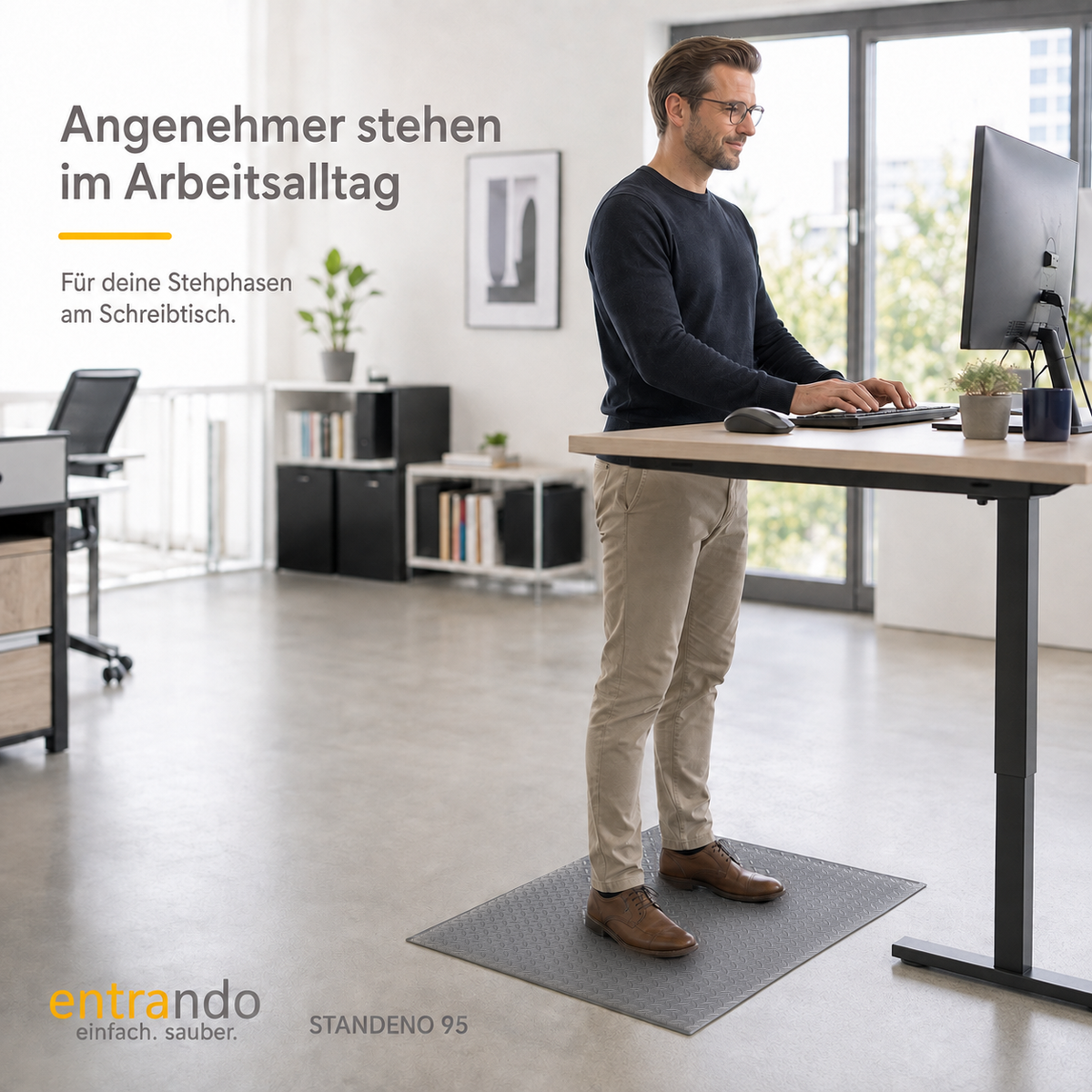 Entrando STANDENO 95 in Grau, 60 × 90 cm: am Stehschreibtisch.