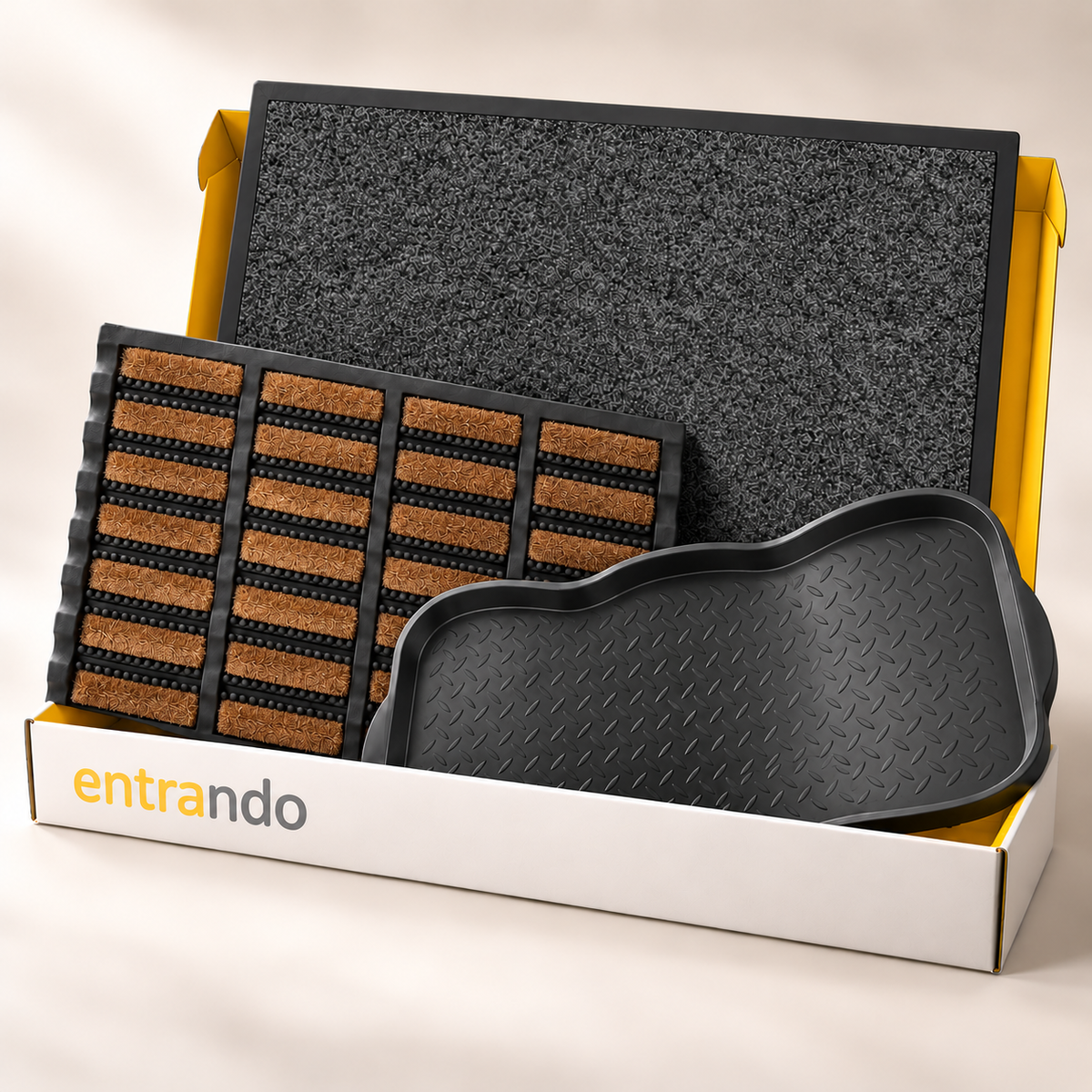 Entrando Eingangsset Maxi: Innenmatte Anthrazit 60 × 90 cm, Kokos-Gummi-Matte Braun/Schwarz 45 × 75 cm und große schwarze Schuhabtropfschale. Inszenierter Bildentwurf mit Verpackung.