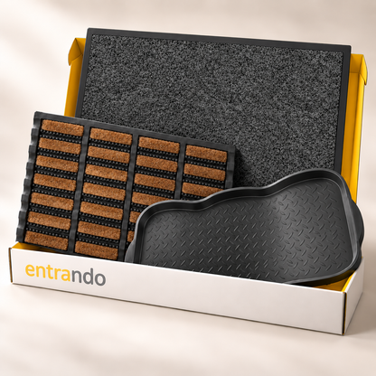 Entrando Eingangsset Maxi: Innenmatte Anthrazit 60 × 90 cm, Kokos-Gummi-Matte Braun/Schwarz 45 × 75 cm und große schwarze Schuhabtropfschale. Inszenierter Bildentwurf mit Verpackung.
